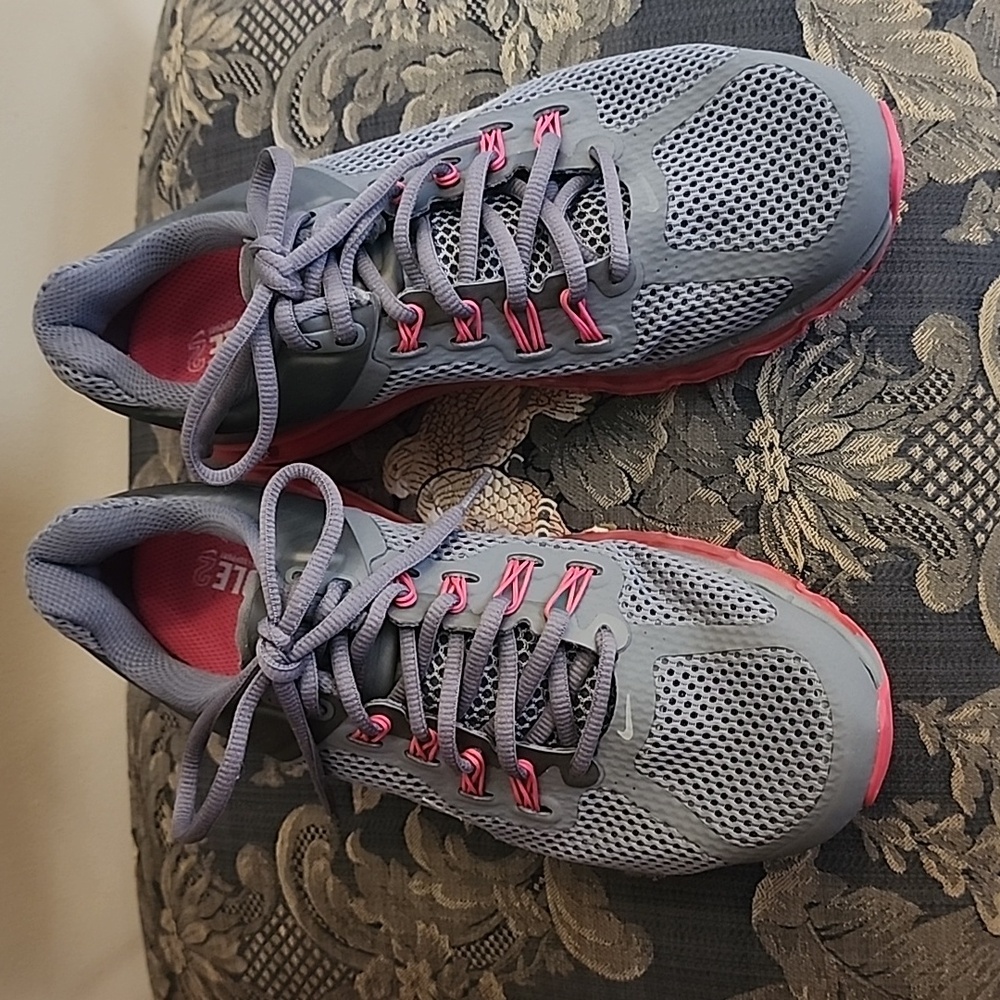 EUC, practically new Nike Airmax fitsole sneakers